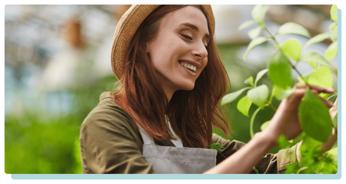 Agricultrice dans une serre